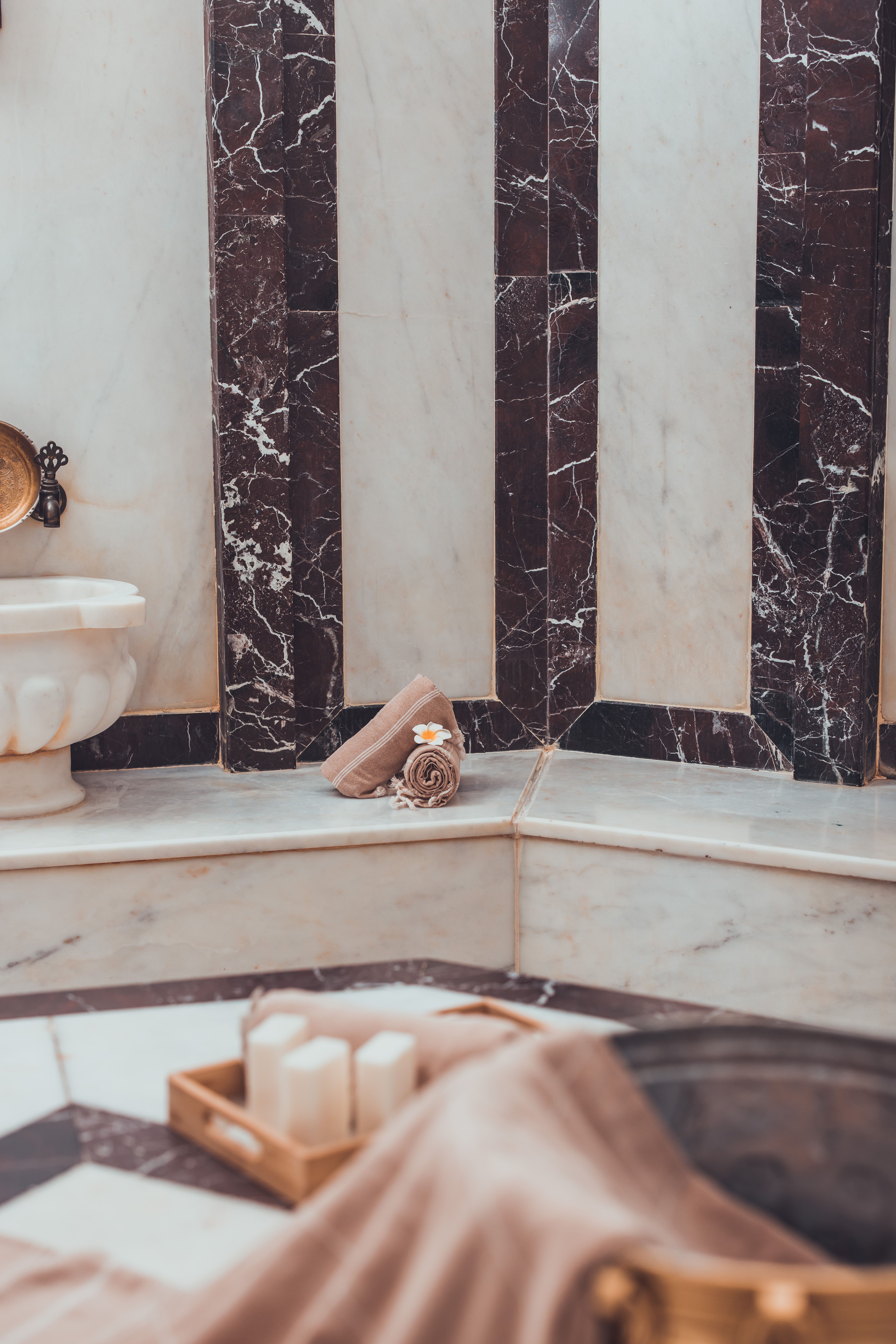 Hamam havluları ve mumlar